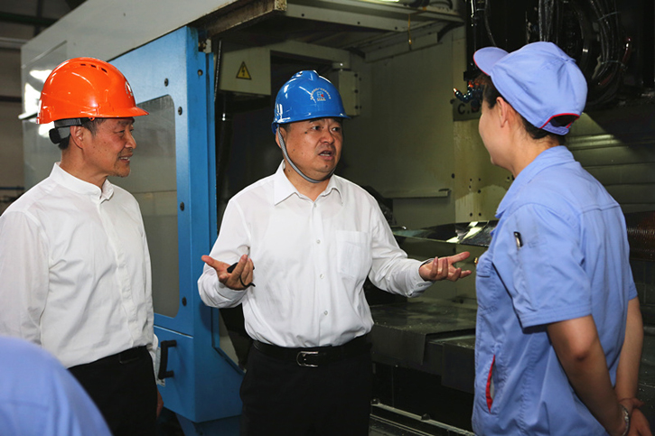 郝鹏与yp街机集团一线生产职员深入交流